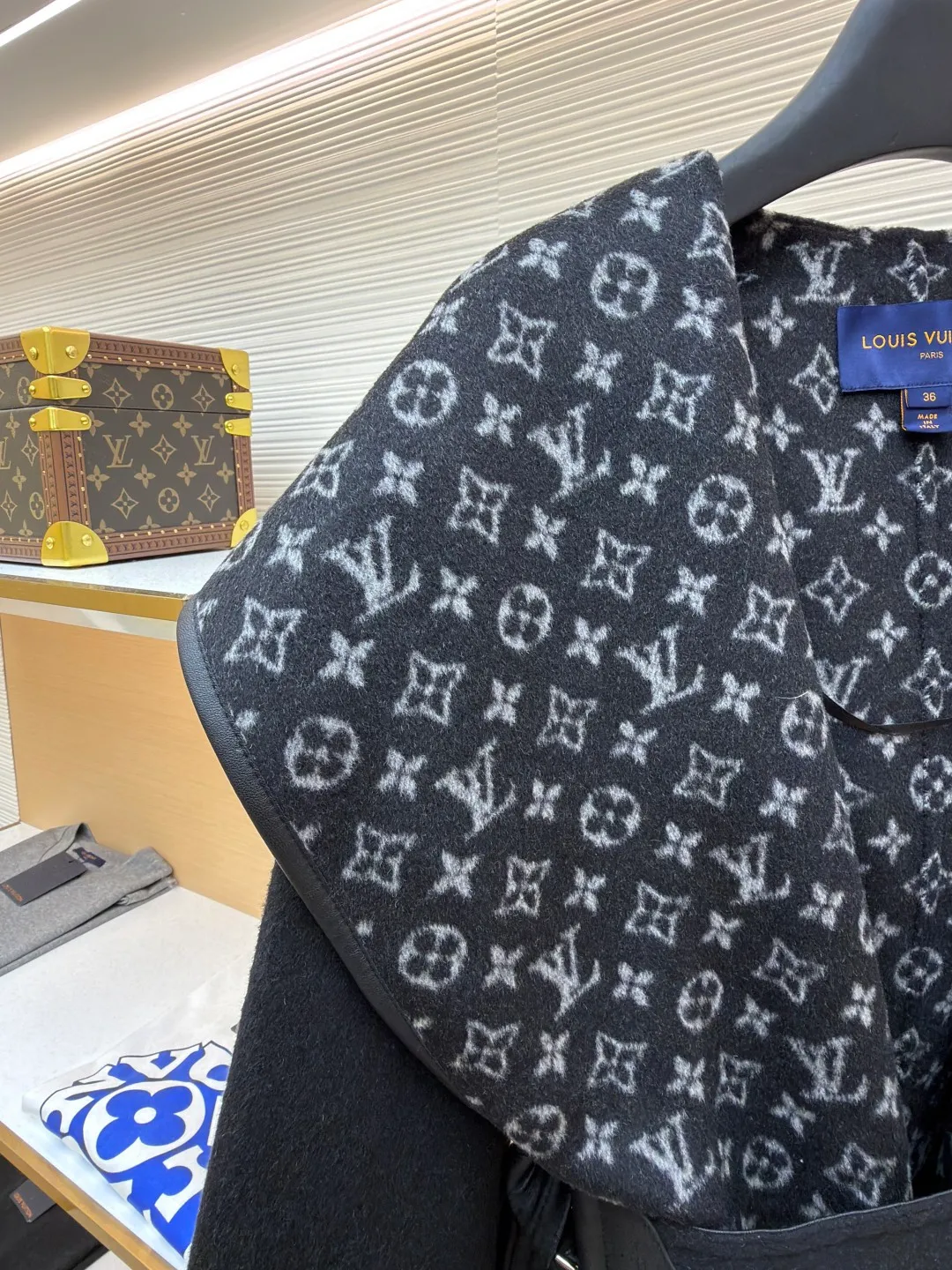 LOUIS VUITTON Wool lace-up hooded coat (mid-length) ●Original version: Purchased and developed by 36669 ●Item number: 1682297-J025 ●Fabric: wool fabric ●Technology: jacquard production ●Color: black ●Version: loose fit ●Weight: about 1575 grams ●Size: 34-36-38-40 ●Description: This presbyopic wool coat is made of double-sided blended wool fabric imported from Italy. The main part is made of high-density matte black wool, which has been pre-shrunk and steam-set to ensure that the fabric is stiff and not easily deformed. The large lapel and belt areas use jacquard weaving technology to present the classic presbyopic pattern as a three-dimensional texture. The pattern is digitally positioned and plated to ensure that the texture is symmetrical and clear. The body of the garment is unlined and double-sided sewn to reduce the weight of the garment while improving skin-friendliness. The cuffs and hem are hand-stitched to reveal exquisite details. The waist is customized with a wide belt of the same fabric, with an adjustable buckle design with invisible stitching, allowing the silhouette to be freely adjusted; the neckline adopts a double-layer composite structure, combined with the fixation process of hand-made arch stitches, to make the large lapels more three-dimensional. Every splicing follows the precision sewing standard of 1cm/8 stitches, perfectly integrating craftsmanship and design aesthetics. The overall wiring is straight and delicate, the fabric is comfortable and soft, and the color is consistent without color difference. It can be matched with the same style to create a fashionable look and control various occasions. Customized accessories, complete with three standards, same style for men and women!